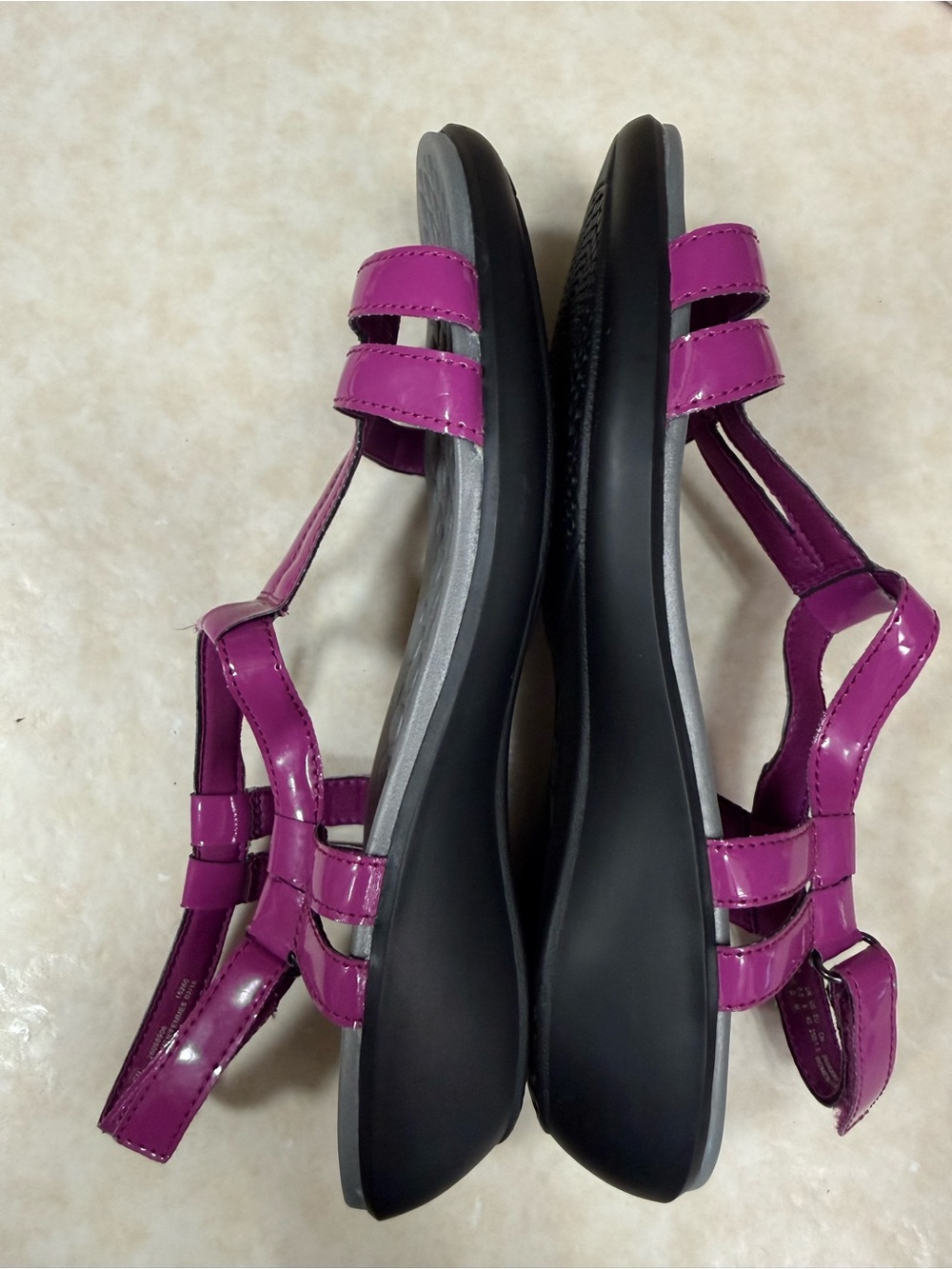 Clarks Sonar Aster sandals in a vibrant purple patent finish size 9 - Picture 8 of 9